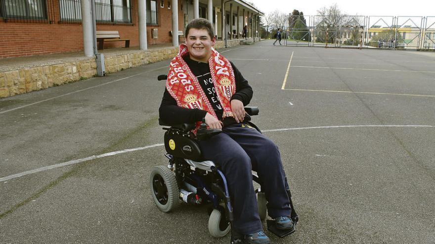 El joven Jorge Geajovky, con la bufanda del Sporting en el patio del IES Río Nora de Pola de Siero.