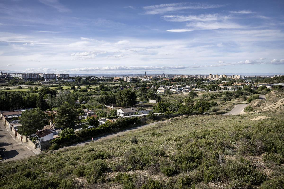 Vista de las parcelas donde se construirán 95 chalés y 405 viviendas, al sur de Zaragoza.