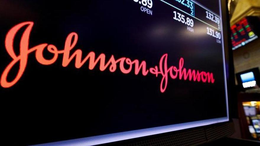 El logo de Johnson and Johnson, en la Bolsa.