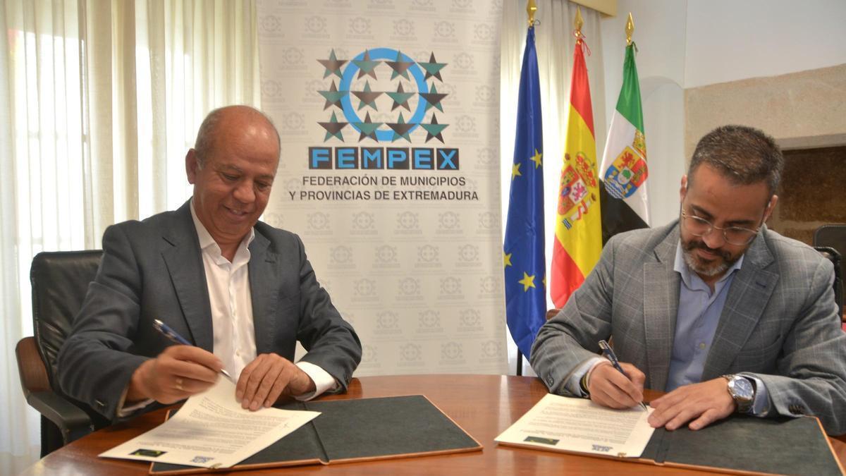 Firma del convenio para la Red Extremeña de Municipios Ciberseguros.