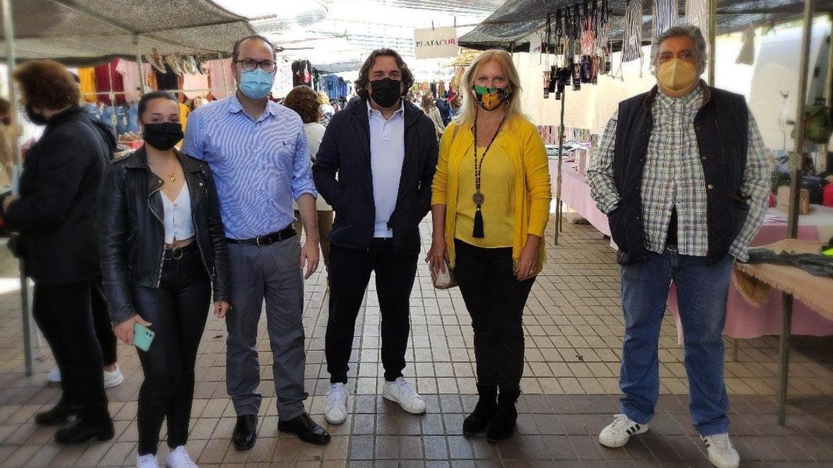 Representantes de Podemos con vendedores ambulantes de Córdoba en el mercadillo de las Setas.