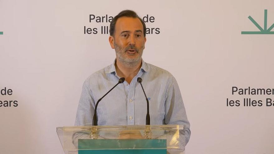 Gabriel Le Senne denuncia que la bandera LGTBI "representa a un lobby, no a todos los homosexuales"
