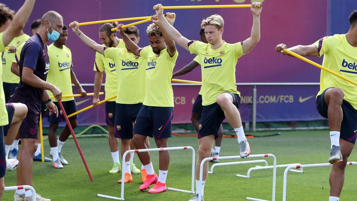 De Jong y otros jugadores, en el entrenamiento de este martes en la ciudad deportiva de Sant Joan Despí.