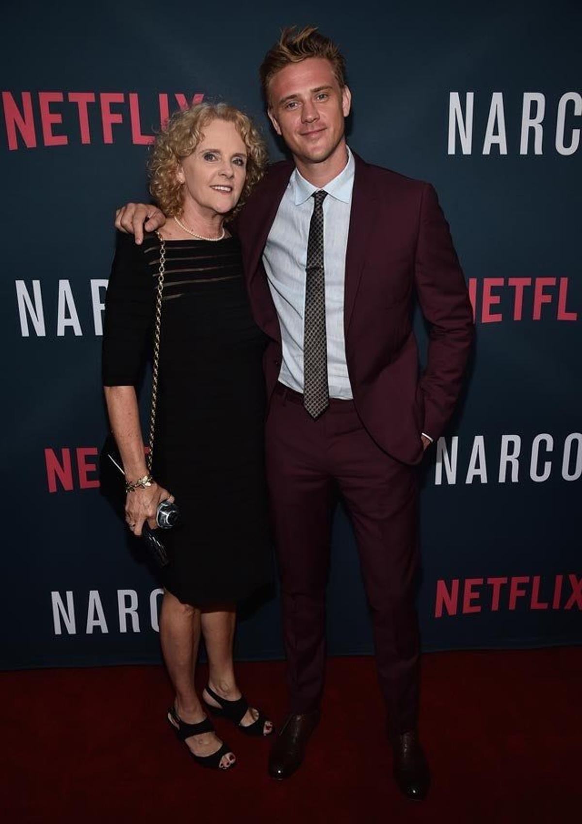 Boyd Holbrook junto a su madre Ellen Harris, en el preestreno de la segunda temporada de Narcos.