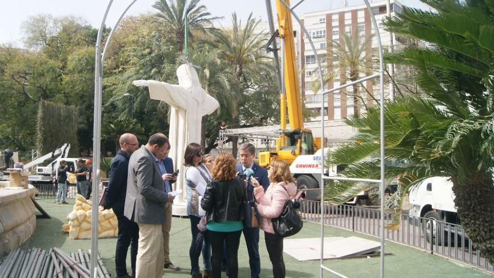 Montaje del monumento 'Los Jardines del Rey Lobo' en la plaza Circular de Murcia