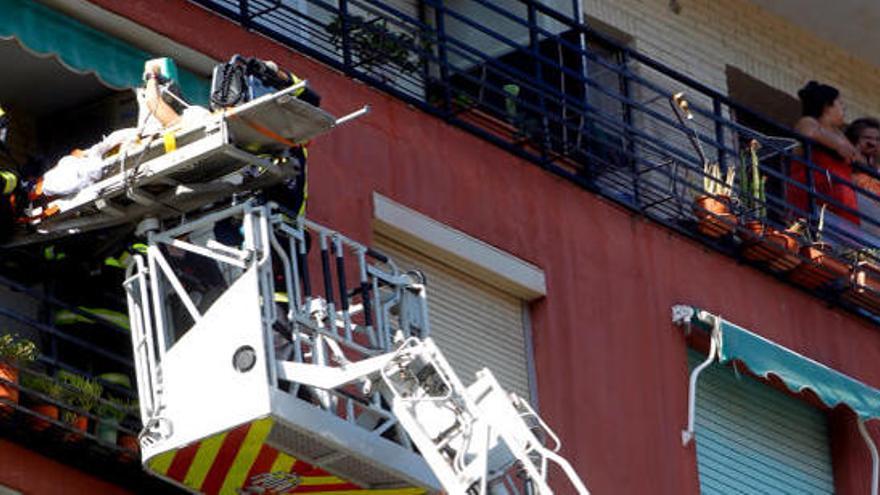 Los bomberos evacuaron al pequeño por el balcón.