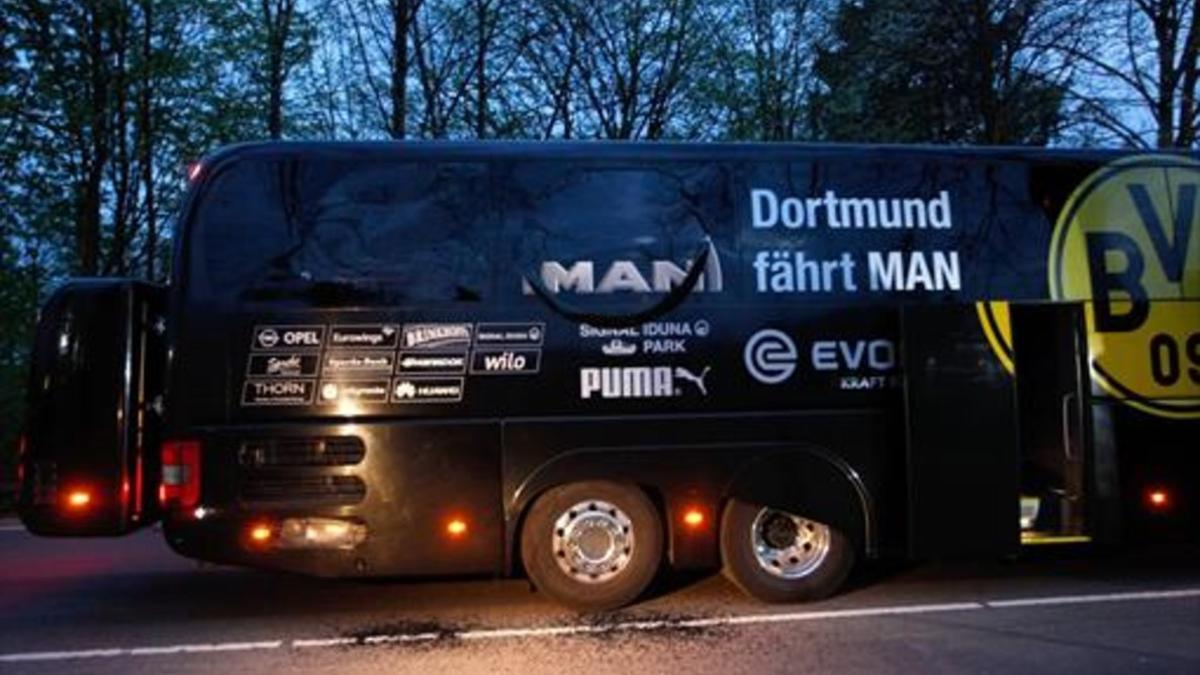 El autobús del Dortmund recibió el ataque con explosivos que rompió las ventanas, tras las que estaba Bartra y sus compañeros.