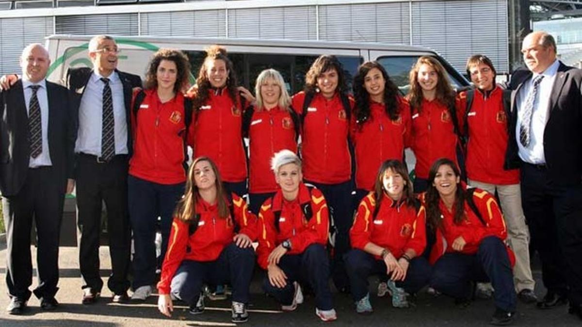 Alberto Mazón junto a las campeonas de Europa de 2011