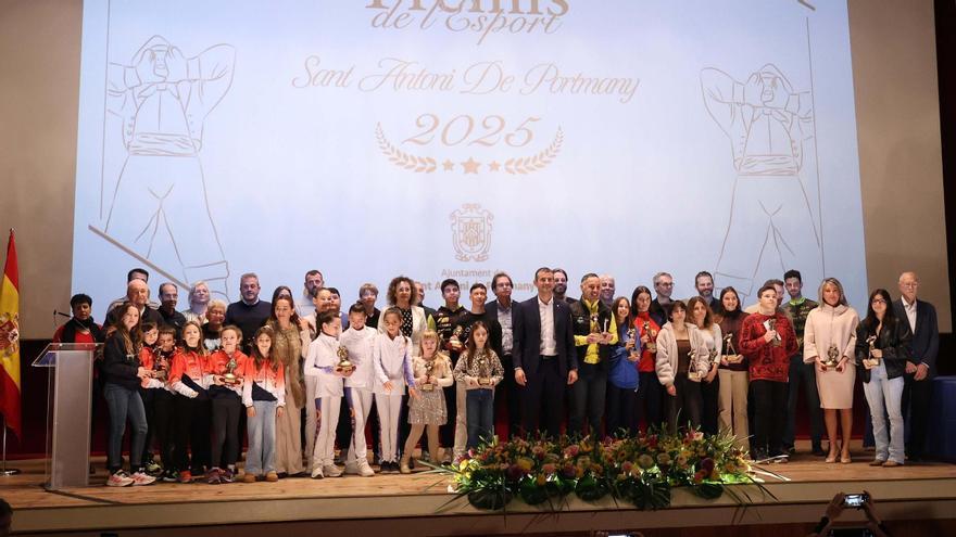 Foto de familia de los Premios del Deporte de Sant Antoni.