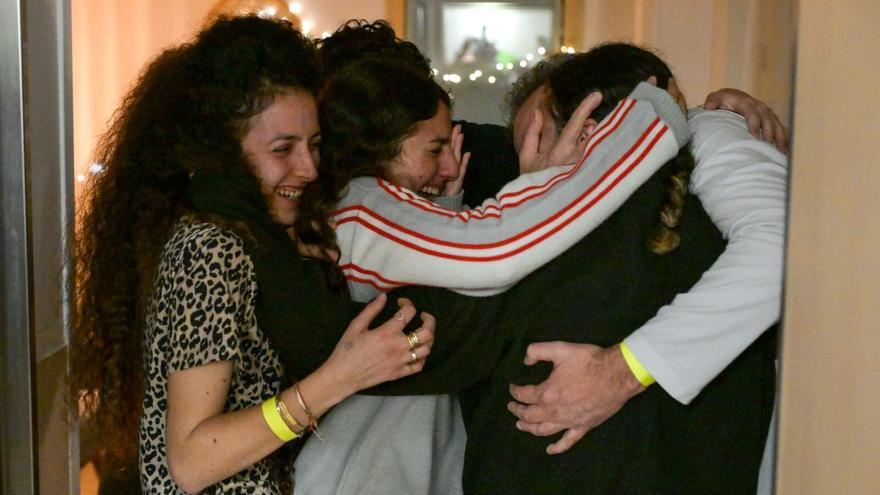 Israel celebra la liberación de las primeras tres rehenes tras la tregua pactada con Hamás, en imágenes