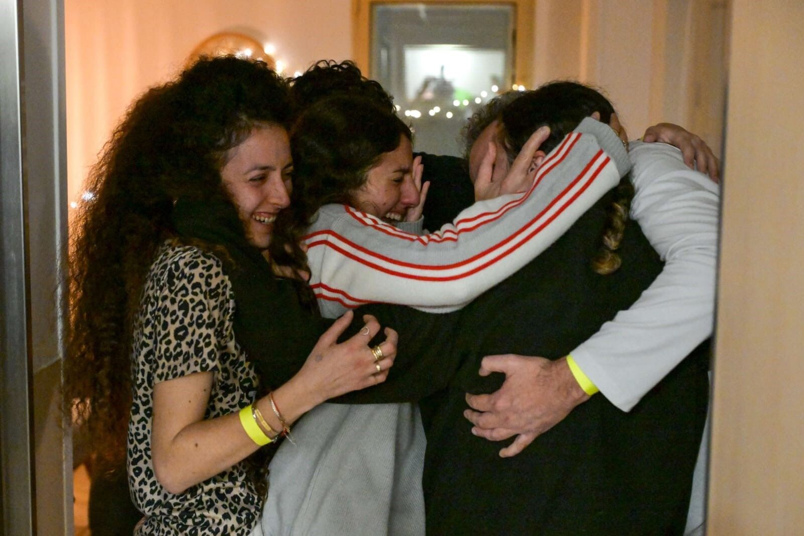 HANDOUT - 19 January 2025, Israel, Ramat Gan: Freed Israeli hostage Romi Gonen (2nd R) celebrates with her family at Sheba Medical Center, after her release from Hamas captivity in the Gaza Strip. The first three hostages released by Hamas under the terms of the Gaza ceasefire deal have reached Israeli territory, the Israeli military said on Sunday, hours after the agreement took effect. Photo: Ma&#039;ayan Toaf/GPO/dpa - ACHTUNG: Nur zur redaktionellen Verwendung und nur mit vollständiger Nennung des vorstehenden Credits 19/01/2025 ONLY FOR USE IN SPAIN. Ma&#039;ayan Toaf/GPO/dpa;Unrest, Conflicts and War;war;conflict;politics;family;society;Israeli-Palestinian conflict - Hostages release in Ramat Gan;