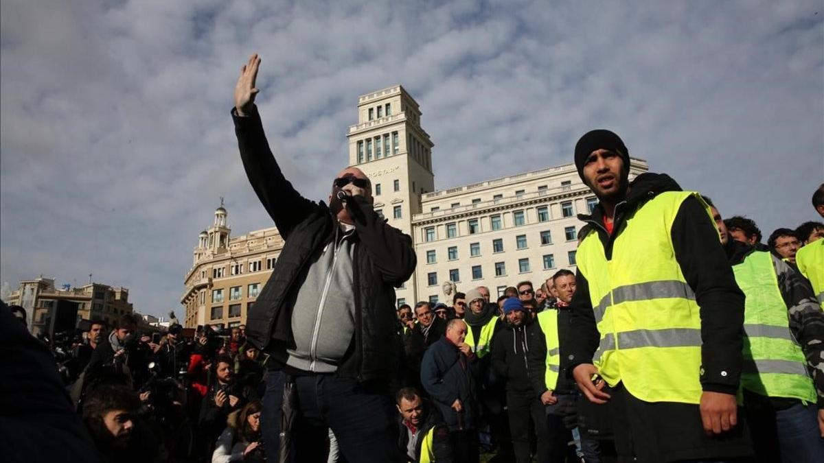 Asamblea de taxistas en la plaza de Catalunya de Barcelona