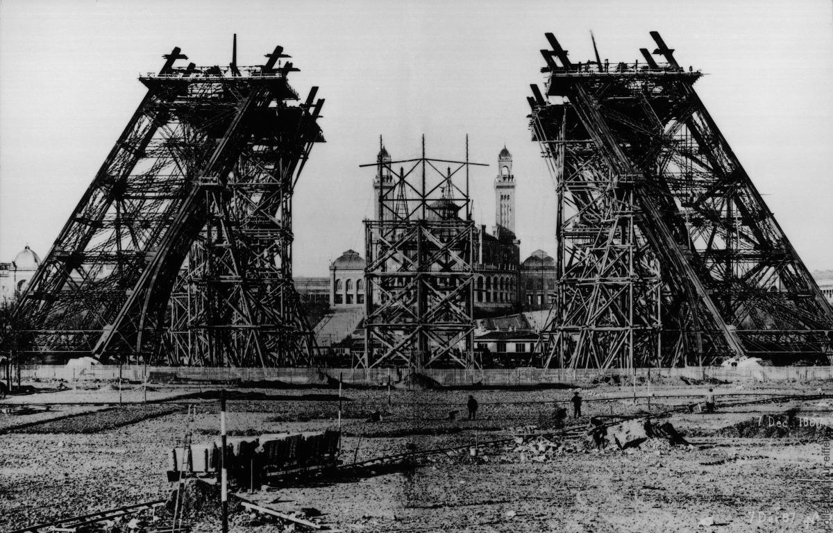 Imagen inicial de la construcción de la torre Eiffel, cuya primera piedra se puso el 28 de enero de 1887