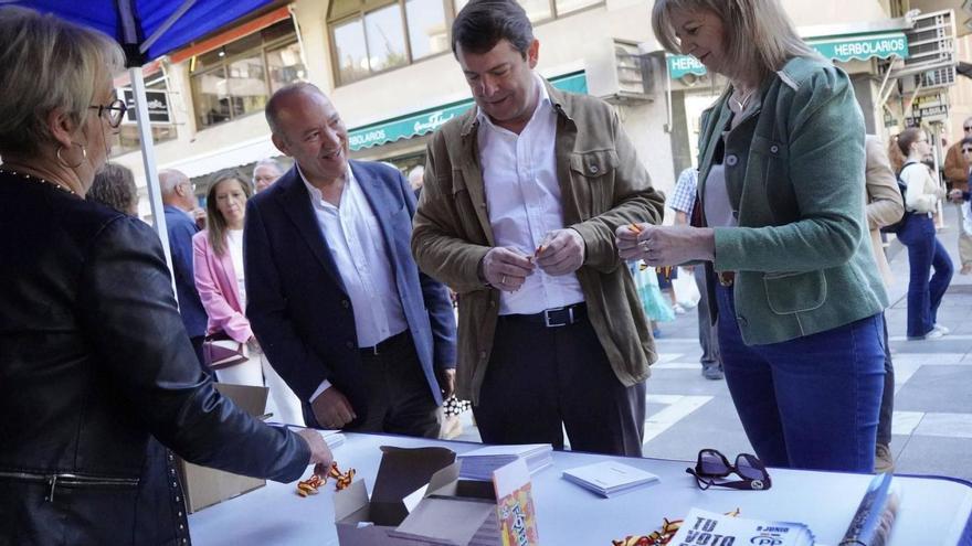 Alfonso Fernández Mañueco flanqueado por José María Barrios y Elvira Velasco, en un stand del PP en la calle Santa Clara. | Jose Luis Fernández