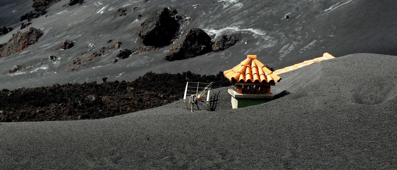 Una cosa asoma bajo toneladas de cenizas del volcán Cumbre Vieja.