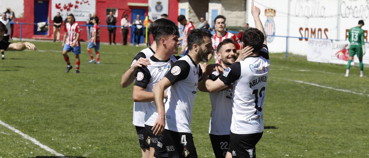 Los jugadores del Caudal celebran un gol esta temporada.