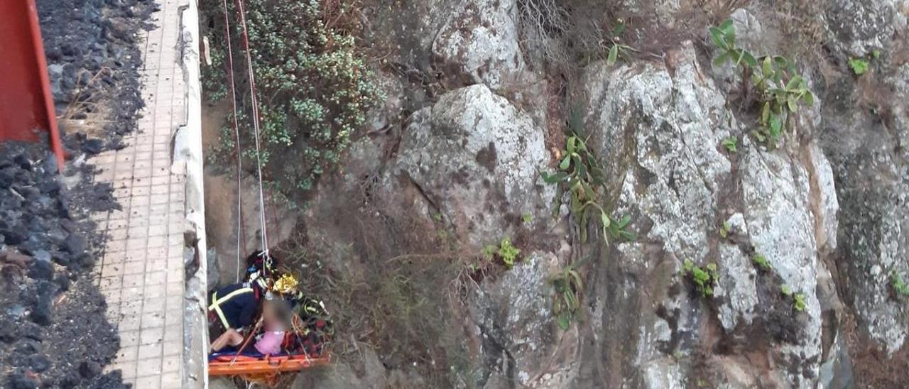 Un momento del rescate de un ciclista por parte de los Bomberos