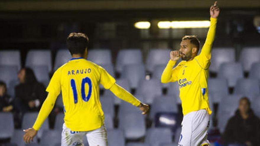 Nauzet Alemán celebra un gol frente al Barcelona B, ante la mirada de Araujo