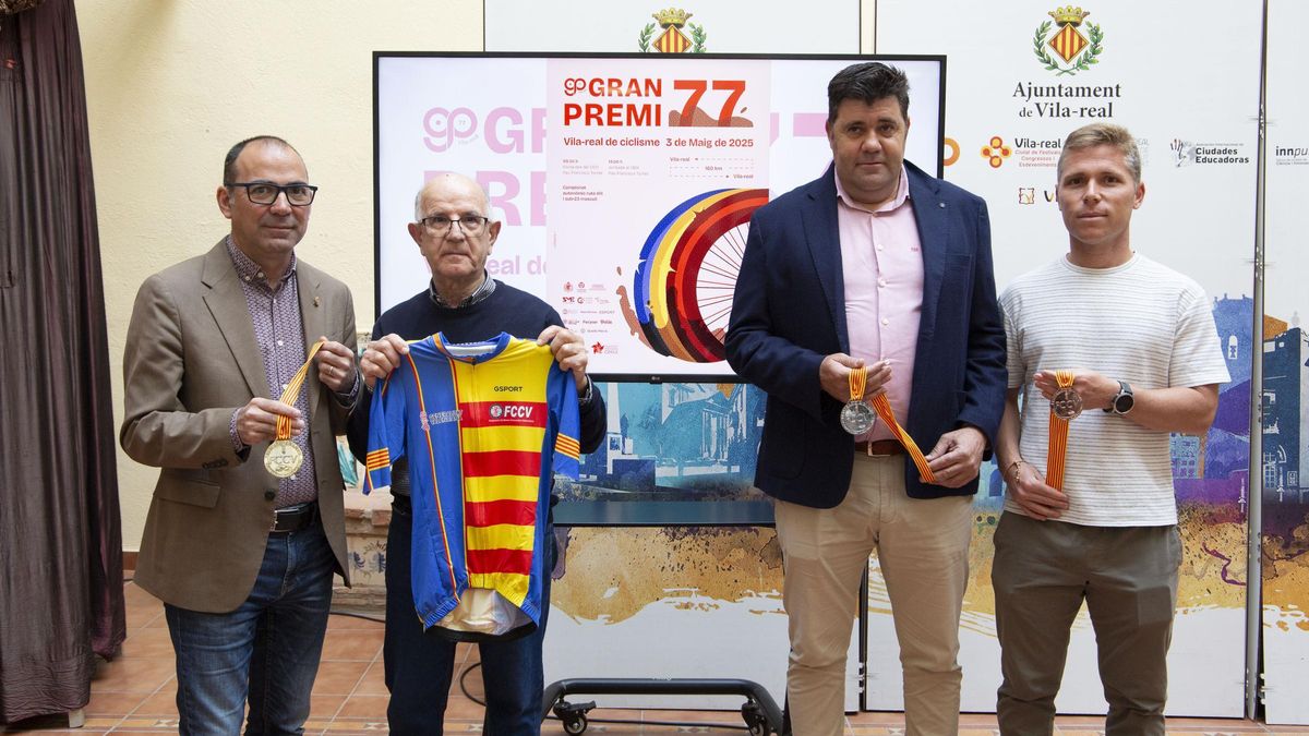 Foto de las autoridades, en la presentació de la 77ª edición del Gran Premi Vila-real de Ciclisme.