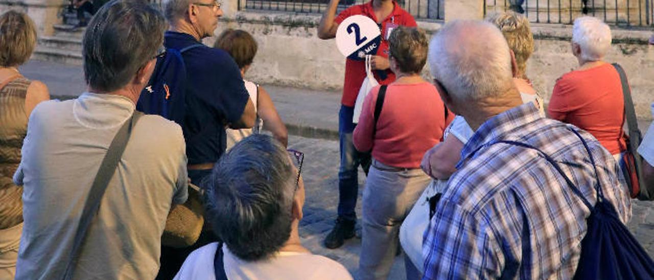 Un guía turístico hace un recorrido a un grupo de turistas en el centro de La Habana.