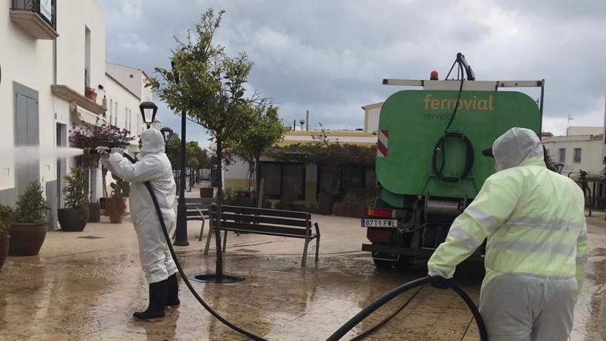 Limpieza en las calles de Formentera para combatir el coronavirus.
