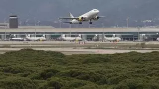 Vídeo | El impactante intento de aterrizaje de un avión en València por el fuerte viento