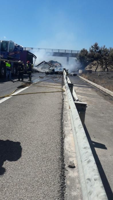 Incendio de dos camiones en la A-7 en Nules