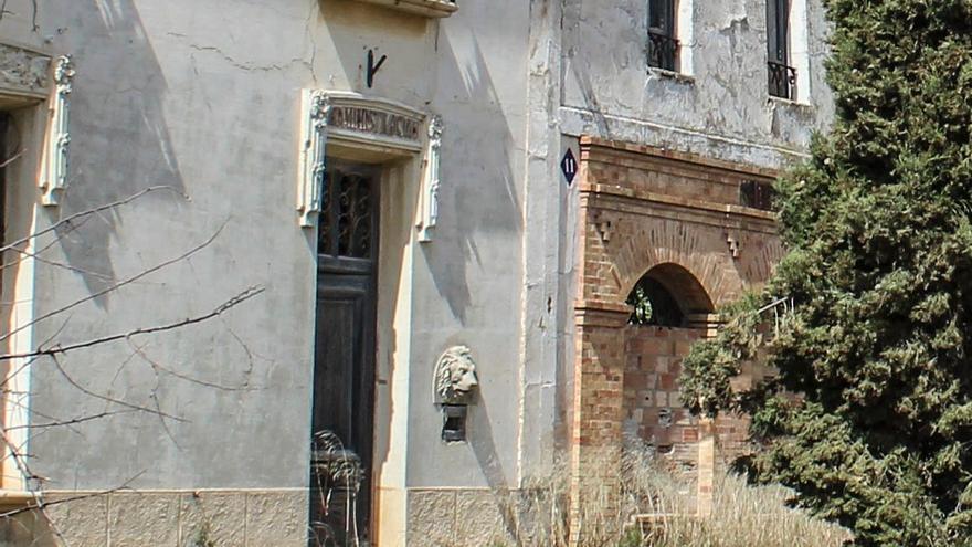 Lugar donde se encontraba la cabeza de león, en la fachada de la Administración del Palacio de la Colonia.