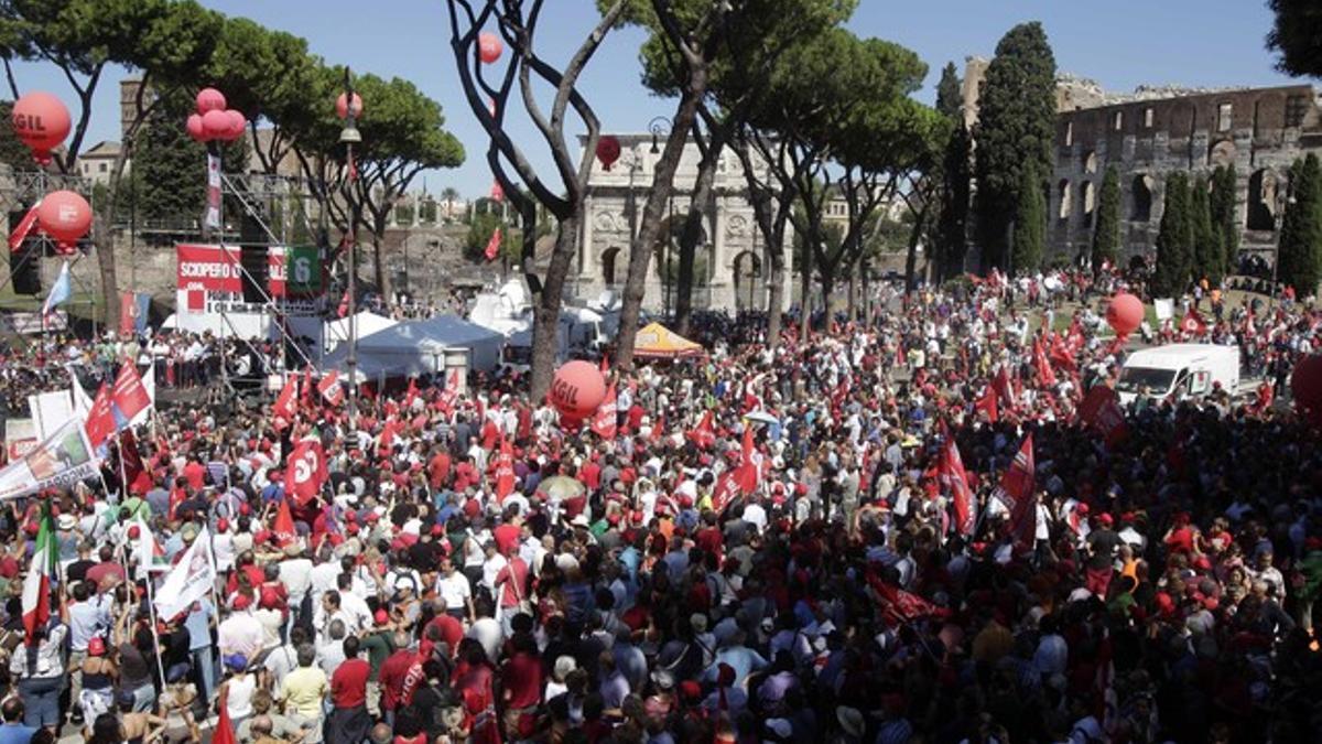 Miles de personas participan en las manifestaciones contra el plan de ajuste del Gobierno, este martes, en Roma.