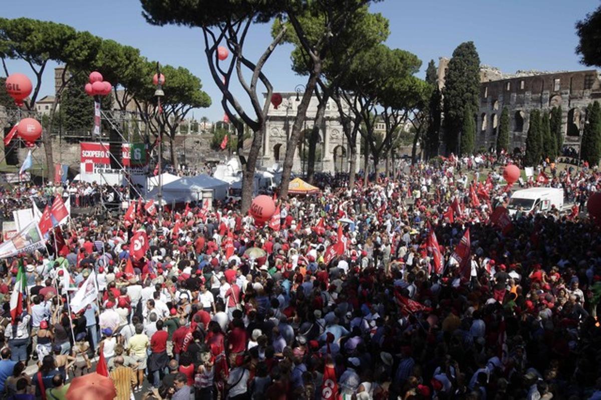 Miles de personas participan en las manifestaciones contra el plan de ajuste del Gobierno, este martes, en Roma. Miles de personas participan en las manifestaciones contra el plan de ajuste del Gobierno, este martes, en Roma.