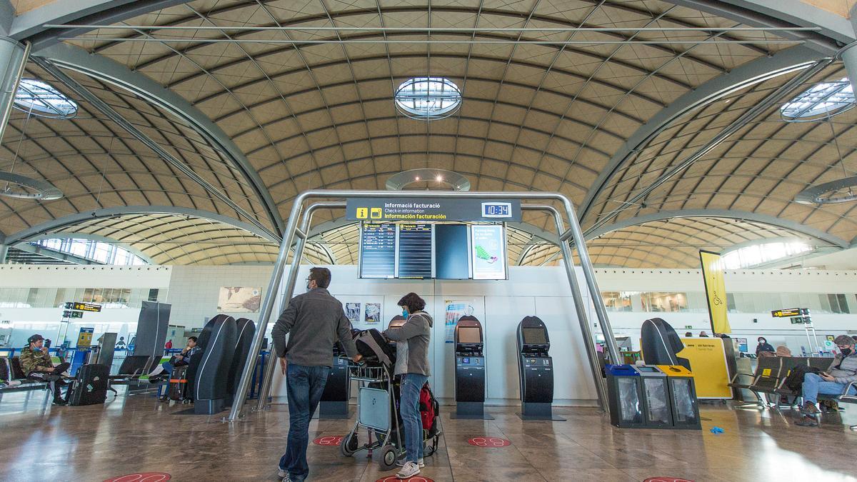 El aeropuerto de Alicante renovó su terminal en el año 2011 contando con una capacidad de 20 millones de pasajeros anuales