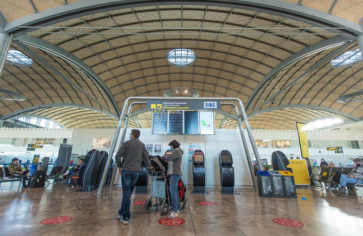 El aeropuerto de Alicante renovó su terminal en el año 2011 contando con una capacidad de 20 millones de pasajeros anuales