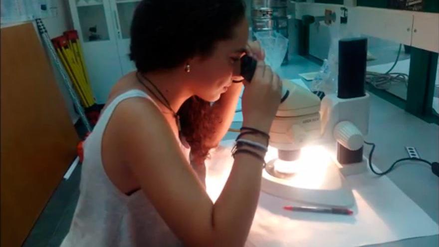 Una alumna en un laboratorio (2015) . // Campus do Mar TV