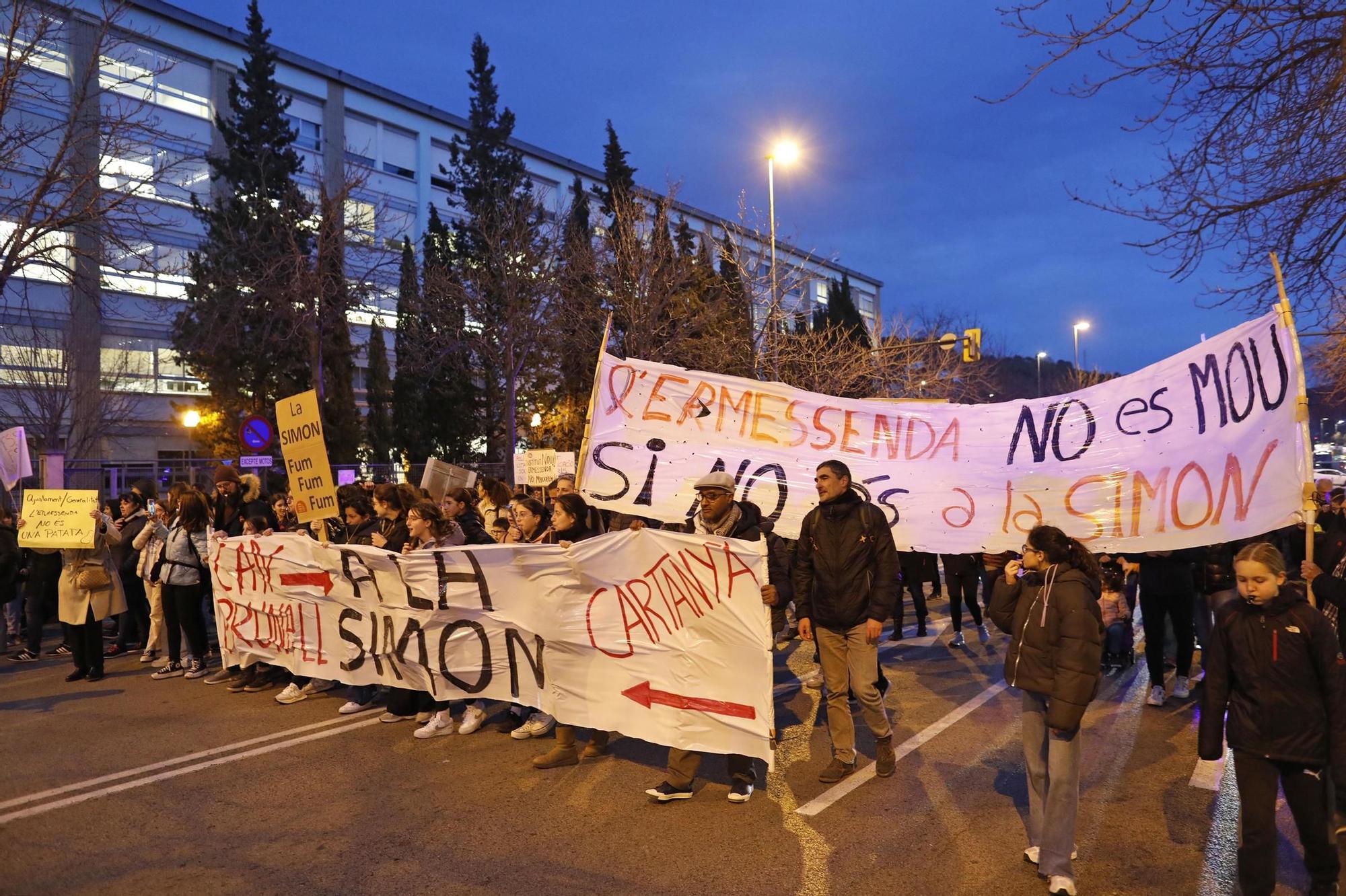 La protesta de les famílies del Cartañà, en imatges