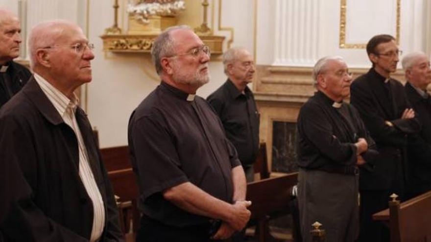 Asistentes a la misa que se celebró ayer después de la asamablea anual del Montepío del Clero de la archidiócesis de Valencia.