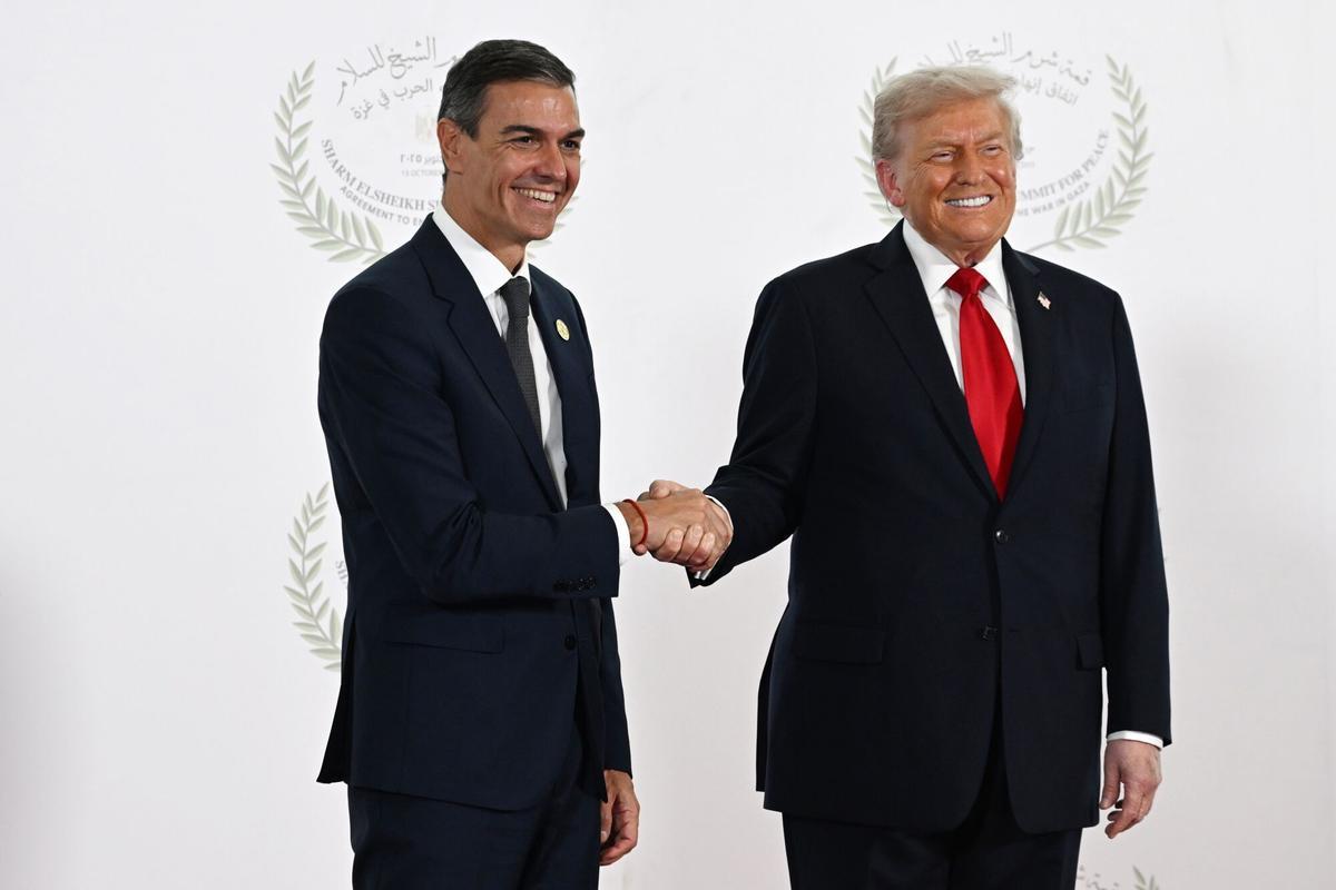 El presidente del Gobierno, Pedro Sánchez (i) saluda al presidente de Estados Unidos, Donald Trump (d), antes de la ceremonia de firma del plan de paz para Oriente Próximo el pasado 13 de octubre de 2025.
