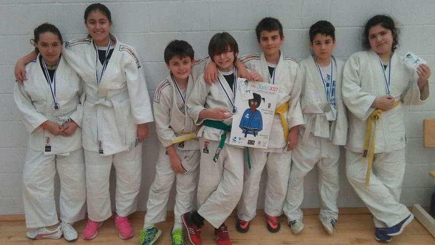 Participantes del Judo Club Senín en Redondela. // FdV