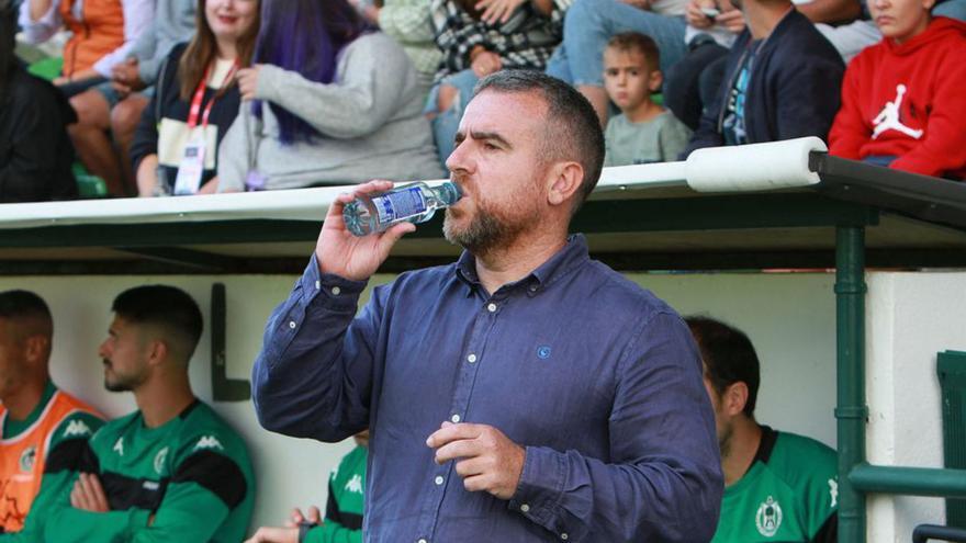 Javi Rey, durante un partido en Espiñedo. |  // IÑAKI OSORIO