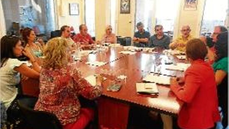 Reunió de representants de la Fapac i dels diferents partits polítics.