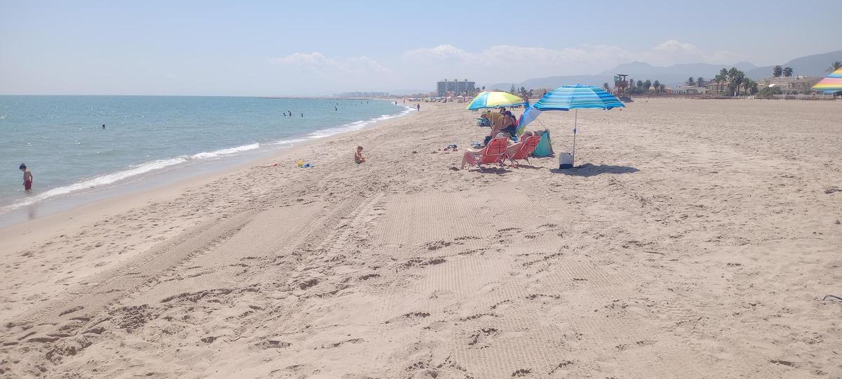 Los trabajos diarios de la brigada de la playa han frenado la aparición de escalones en el arenal de Cullera.