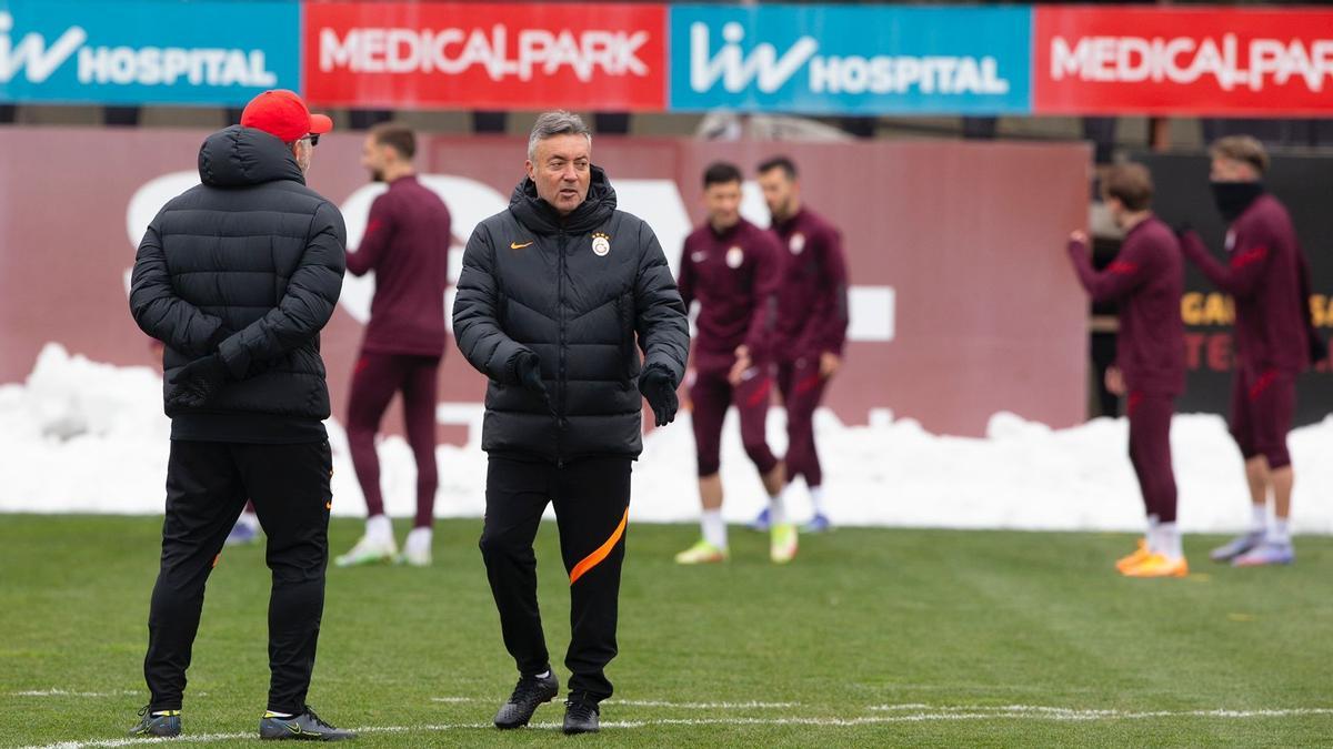 Domènec Torrent, en el inicio del entrenamiento del Galatasaray.