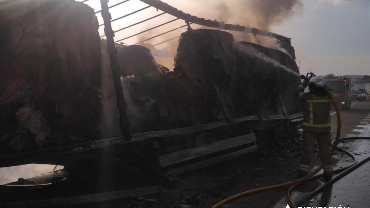 Un camión con bobinas de papel ha ardido a la altura de Pina de Ebro.