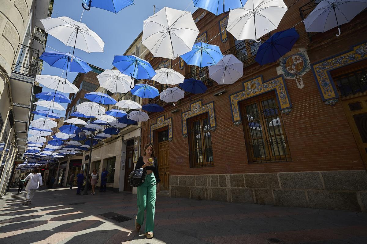 La calle de San Francisco en Talavera de la Reina (Toledo) ha instalado 500 paraguas para que los ciudadanos que pasean por el centro puedan resguardarse del sol.