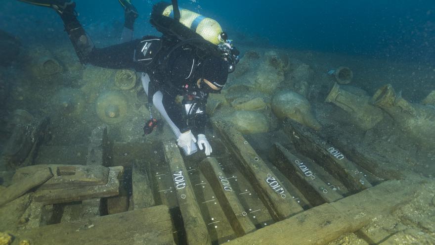 Els arqueòlegs recuperen àmfores amb peix de fa 2.000 anys i fan una troballa singular al vaixell romà de les Formigues