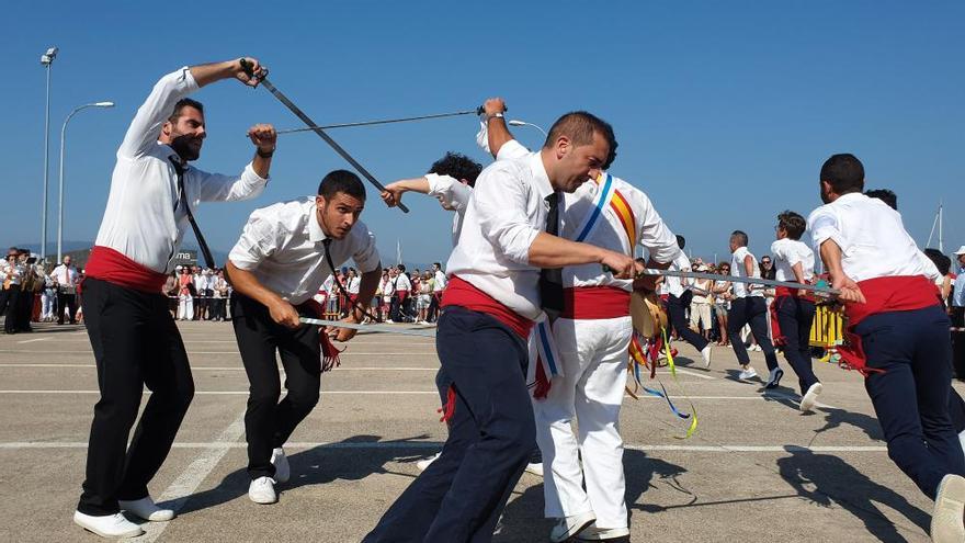 Baiona celebra las fiestas del Carmen a ritmo de espadas