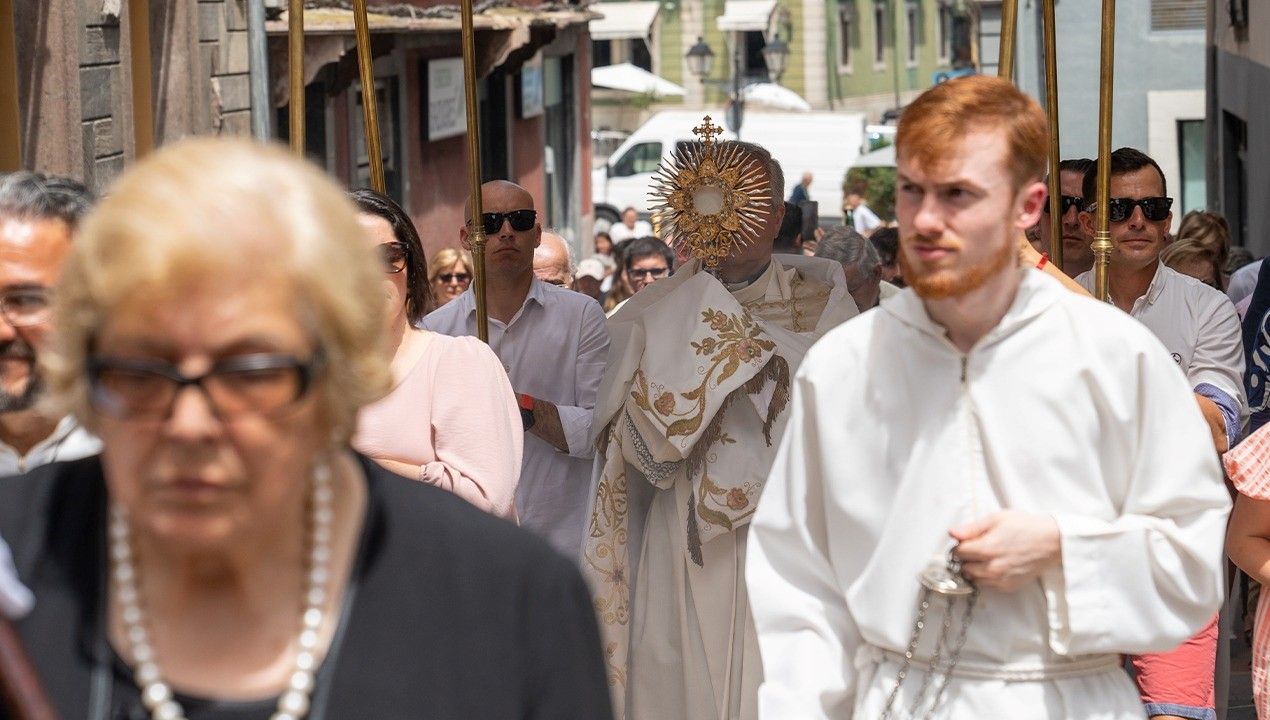 Pravia disfruta el Corpus y se llena de color con las alfombras ornamentales