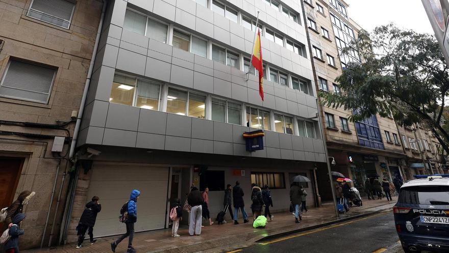Niños y adultos pasando ante la Comisaría de Policía Nacional de Pontevedra.