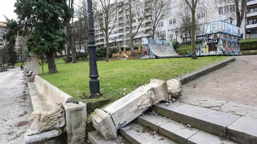 Aspecto que presentaba ayer la columna ornamental derribada en el paseo del Bombé.