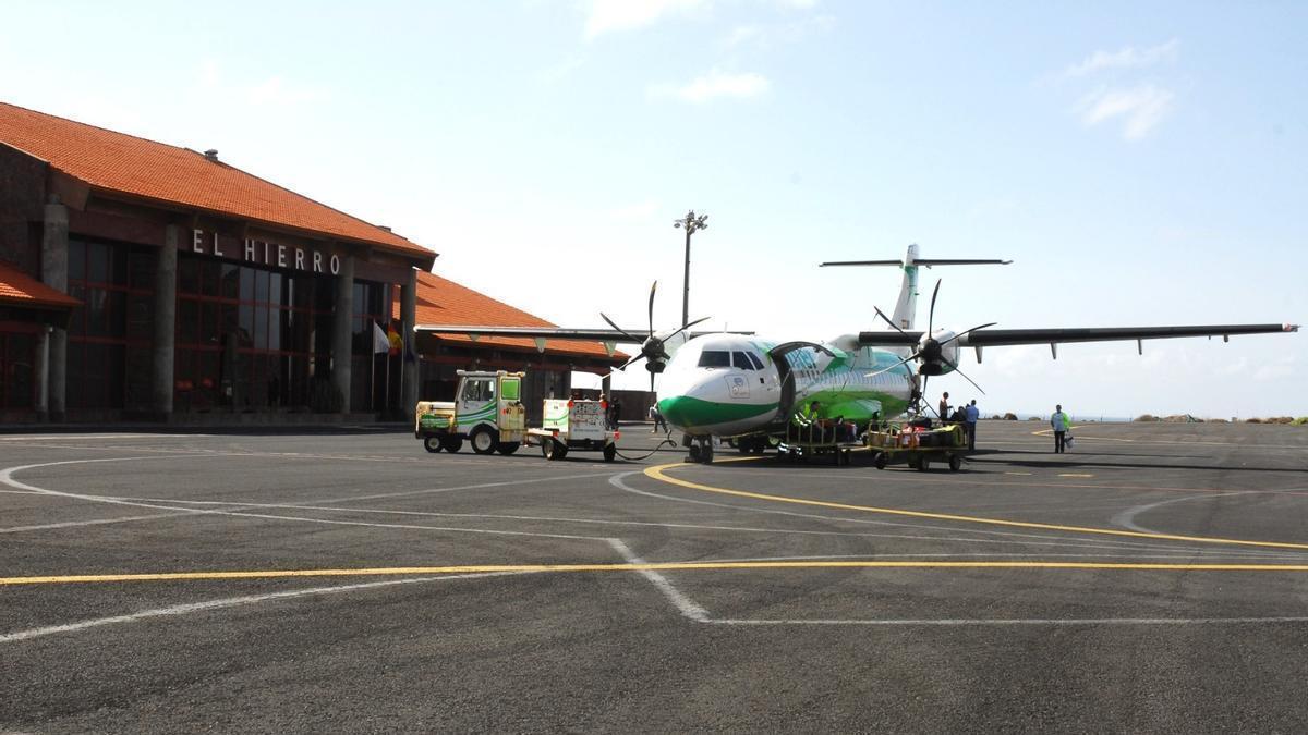 Una aeronave de Binter es operada en el aeródromo de Los Cangrejos.