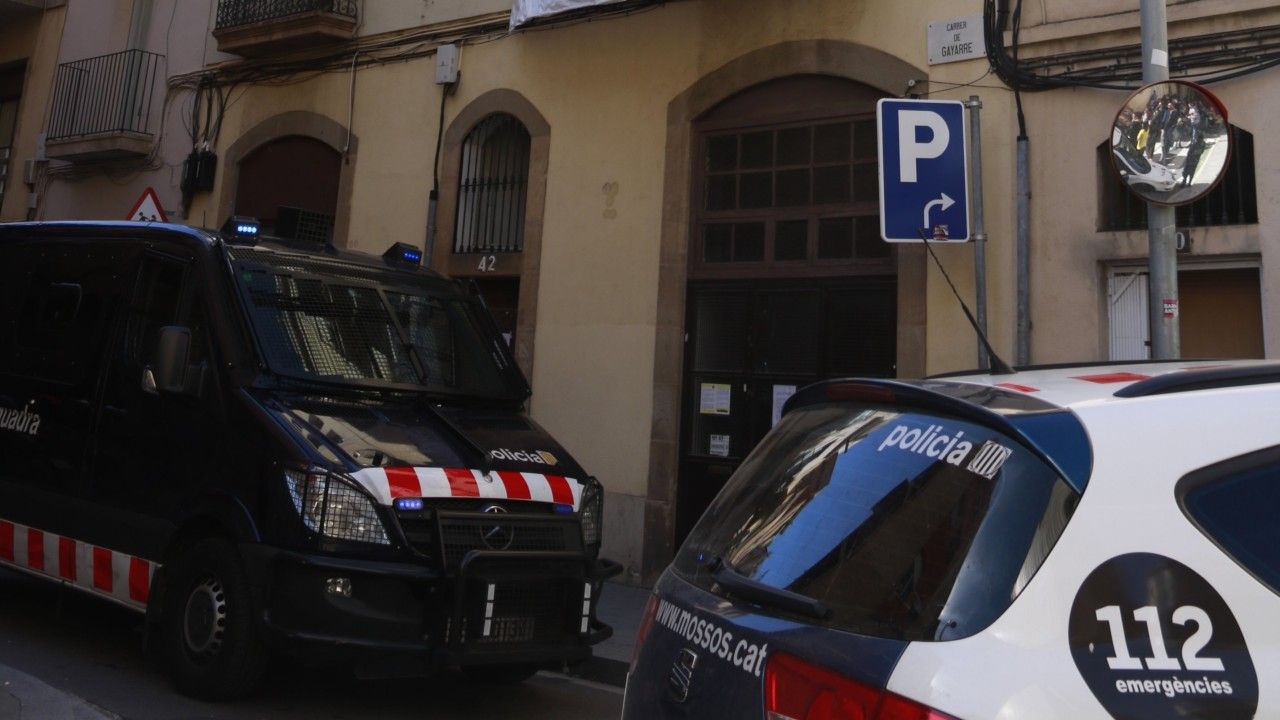 Furgón y coche de los Mossos en la calle Gayarre de Sants, en una imagen de archivo.